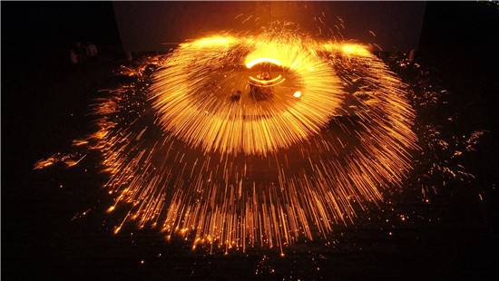 五穀豊穣や豊かな暮らしへの願いが込められた伝統芸能、打樹花(何さん特別編)